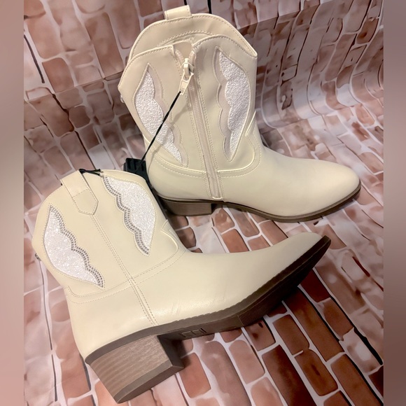 🆕 Madden NYC Rhinestone Angel Wing Ankle Cowboy Boots - Picture 3 of 13